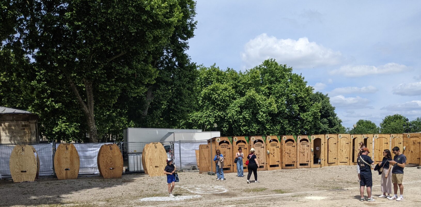 des toilettes sèches sur la place des Quinconces à Bordeaux : Avec 800000 utilisateurs en 2025, nos cabines et urinoirs ont vu passer beaucoup de monde !
