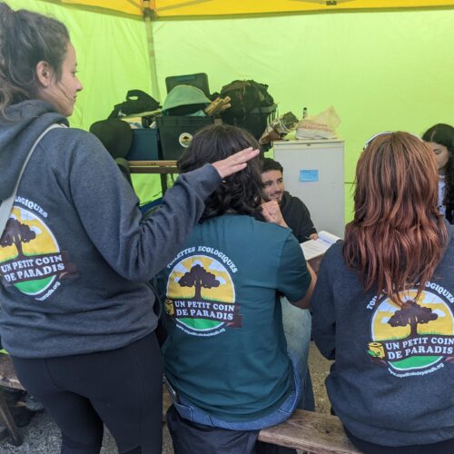 l'équipe d'un Petit Coin de Paradis en pleine réunion brief pour le lancement de l'Initial Festival à Bordeaux - septembre 2025 .